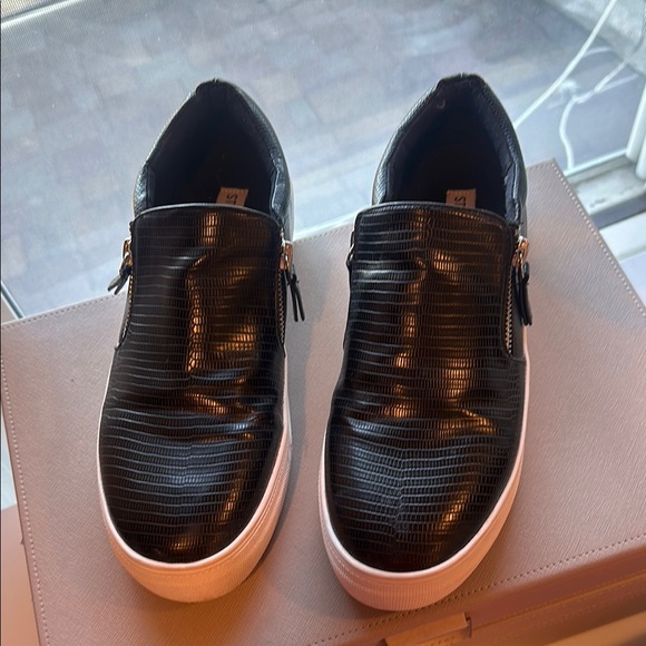 Steve Madden Black Textured Slip-On Woman’s Shoes - Picture 1 of 6